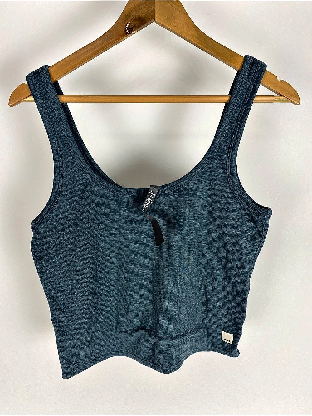 Vuori Sunrise Crop Tank in stone Size large